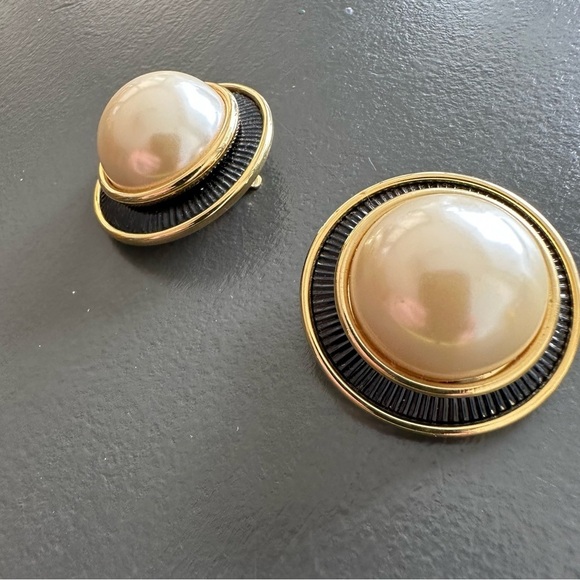 Vintage Oversized Faux Pearl Earrings Gold Tone Textured Rim Clip On 80s 90s - Picture 3 of 8